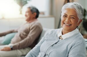 A senior sitting with their friend at an assisted living community